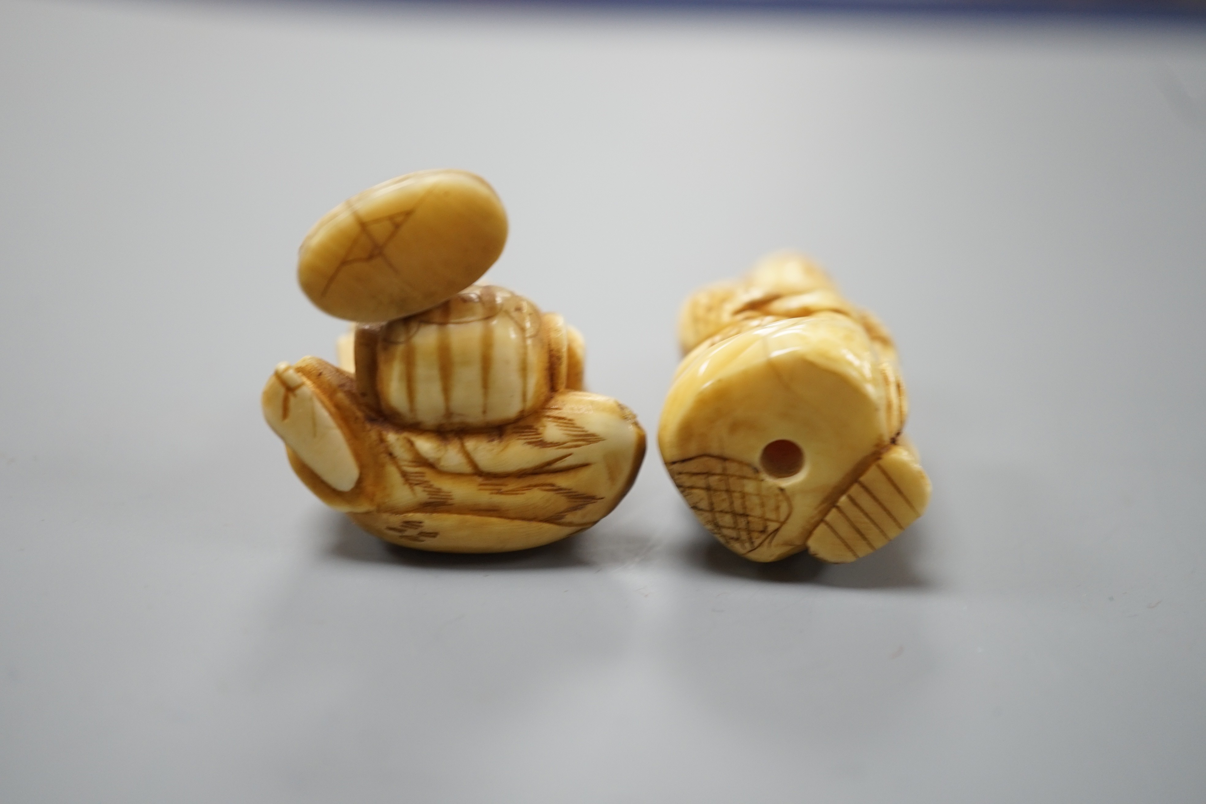 Two Japanese ivory netsuke of craftsman or street vendors, early 20th century, tallest 4.3cm